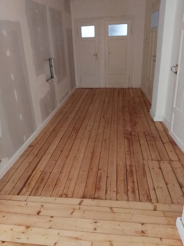 Frisch geschliffene helle Holzdielen im Flur