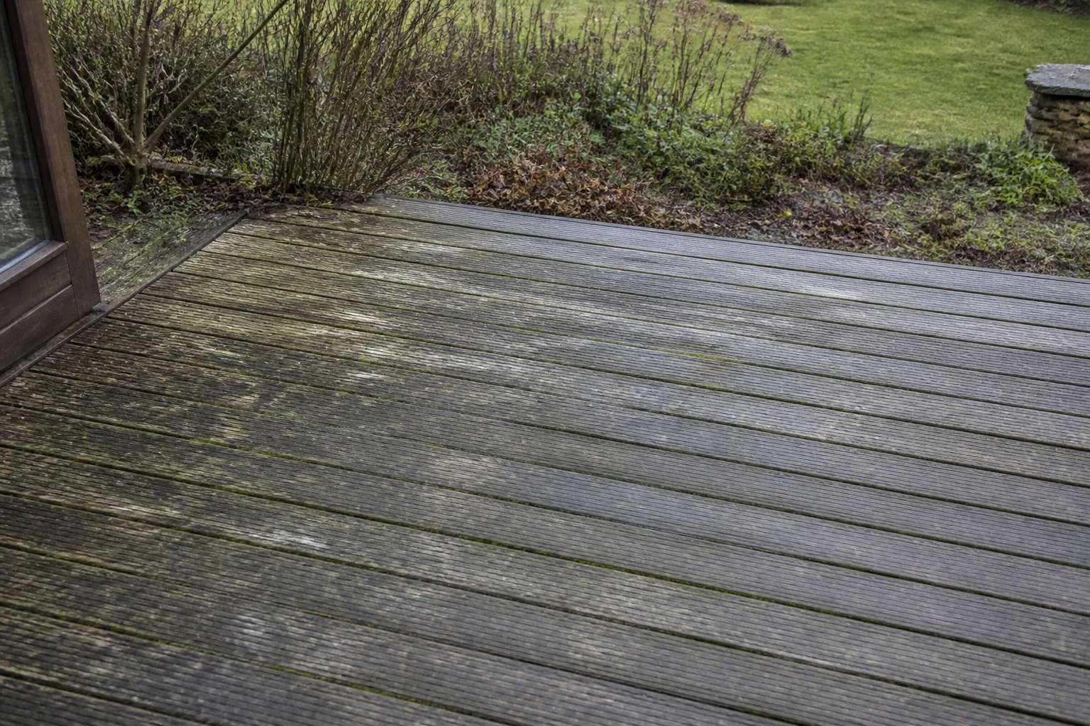 Holzterrasse reinigen und ölen: Vorher